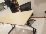 オフィステーブルと椅子