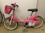 Decathlonのピンクの14インチの子供用自転車に関する画像です。